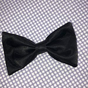 Black silk American apparel bow clip